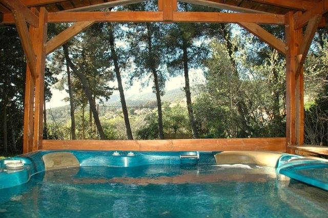 צימרים לפי שעה - ג'קוזי זוגי מחומם הנמצא בחצר קסומה