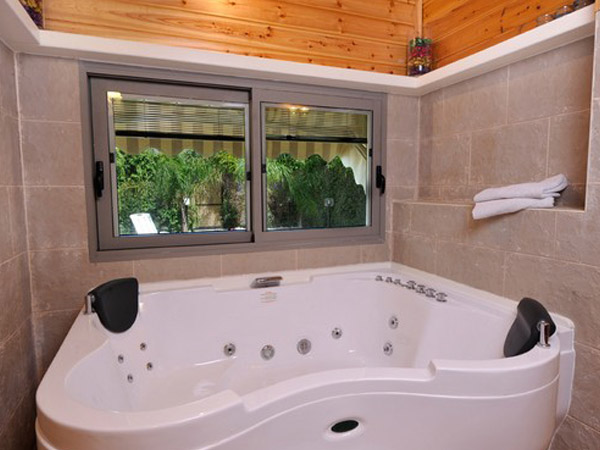 צימרים לפי שעה במגדים - בקתות עץ בכפר