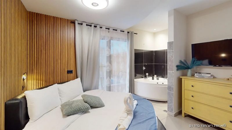 צימרים לפי שעה בחד נס - מיטה זוגית עגולה ומפנקת באחוזת ריצ'מונד