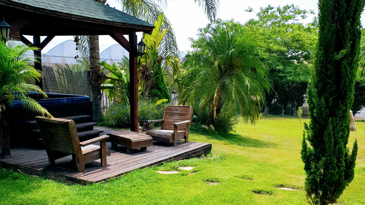 צימרים לפי שעה בתל תאומים - צימר טוב באהבה. ג'קוזי ספא ענק ופינות ישיבה מוצלות בחצר